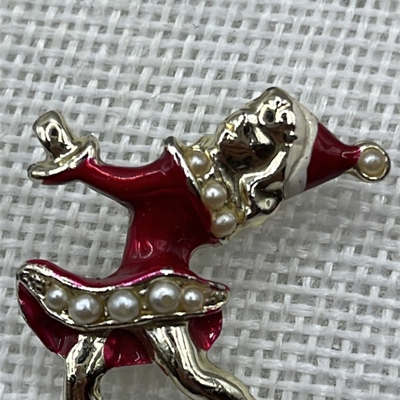Vintage Ice Skater Brooch Red with Faux Pearl Gold tone - Picture 6 of 9